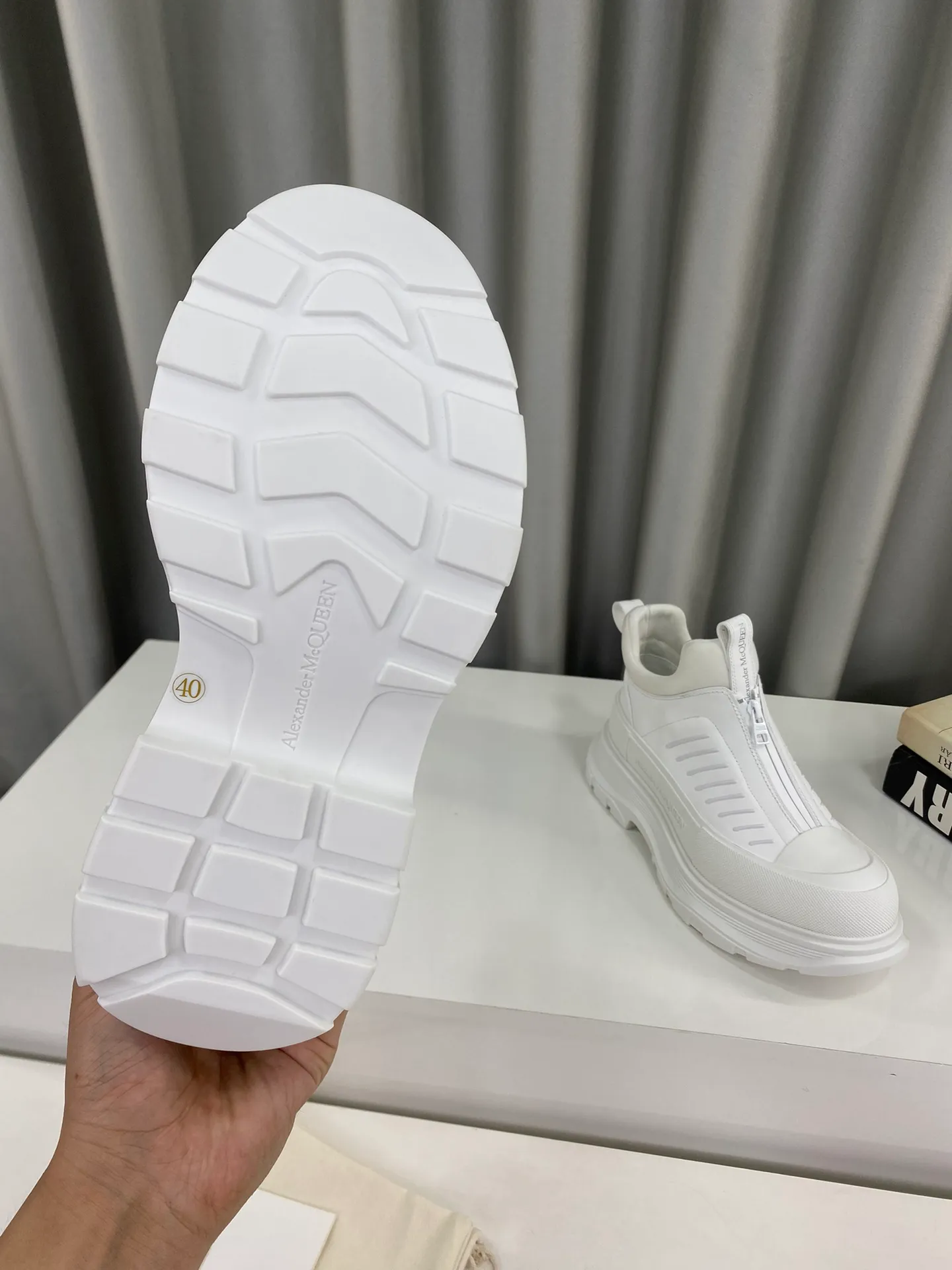 👟👟Ex-factory price 660👟👟Men's size +10 🔺Mc Queen 🔺Alexander McQueen's latest model, thick-soled front zipper dad shoes🌈 The designer has a bold idea and combines the trend of the times with the perfect design. It is super comfortable and versatile, with a new dad-style design and a multi-craft spliced ​​outsole. It is perfect. Many celebrities and Internet celebrities endorse it. 🔥Material: Original custom-made first-layer cowhide for the upper. Inside: Cali sheepskin feet. Outsole: Original TPU multi-layer combination outsole, •┈┈┈┈┈┈★┈┈┈┈┈┈┈• Size: Women’s 35～39 (34, 40, customization is non-returnable) Men’s 39～44 (38, 45, customization is not returnable) Full set of counter original packaging